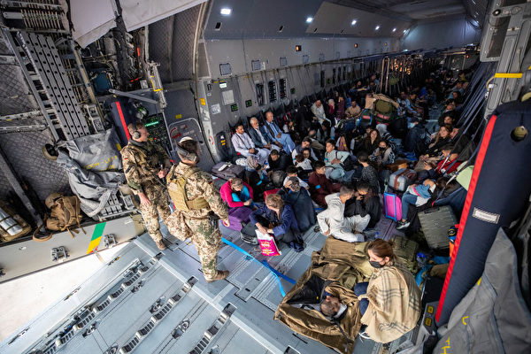 示意图，图为搭乘飞机的阿富汗人。(Marc Tessensohn/Bundeswehr via Getty Images)