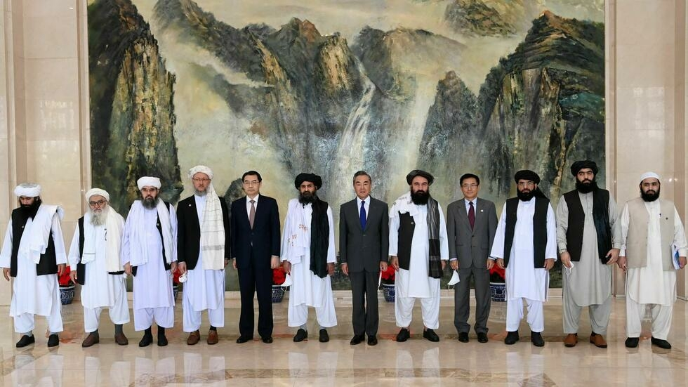 中国外长王毅7月28日在天津与塔利班二号人物率领的代表团会晤